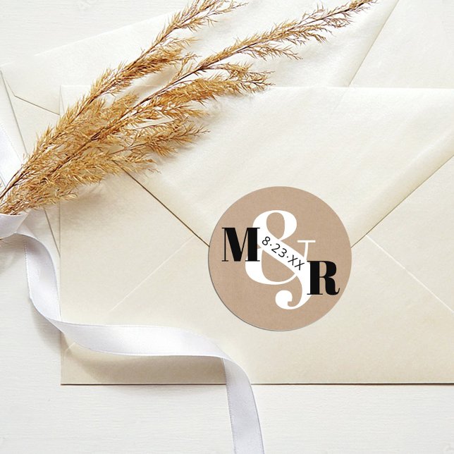 Rustic Kraft Ampersand Monogram Wedding Envelope Runder Aufkleber (Elegant rustic kraft modern black and white ampersand monogram wedding invitation sticker label)