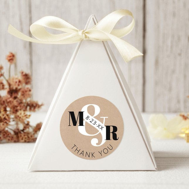 Rustic Kraft Ampersand Monogram Wedding Vielen Dan Runder Aufkleber (Rustic kraft modern black and white ampersand classy wedding guest gift favor tag thank you sticker)