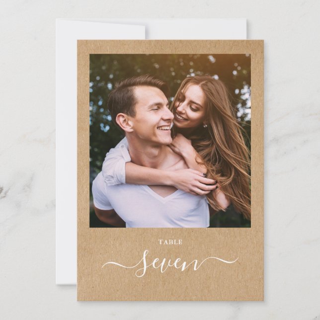 Rustic Kraft Elegante Script Foto Tischnummer (Vorderseite)