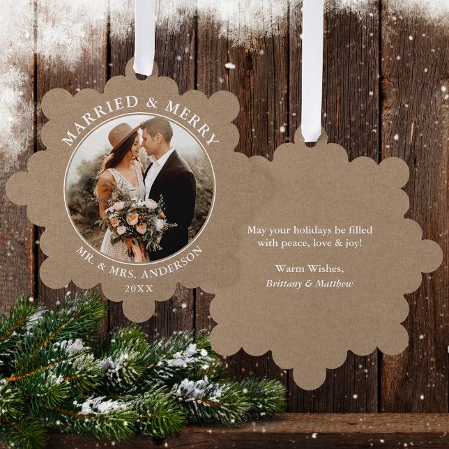 Rustic Kraft Verheiratet und Merry Wedding Foto Ornament Karte (A greeting card that is also an ornament! Customize with your photo and personalized text.)