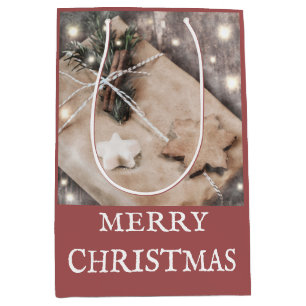 Rustic Kraft Wrapped Christmas Gift Pine Boughs Mittlere Geschenktüte