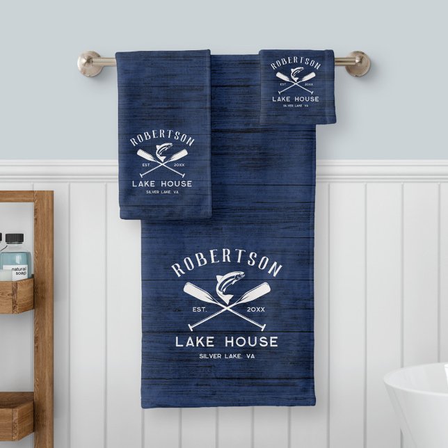 Rustic Lake House Familienname Blue Wood Badhandtuch Set (Von Creator hochgeladen)