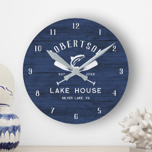 Rustic Lake House Familienname Blue Wood Runde Wanduhr