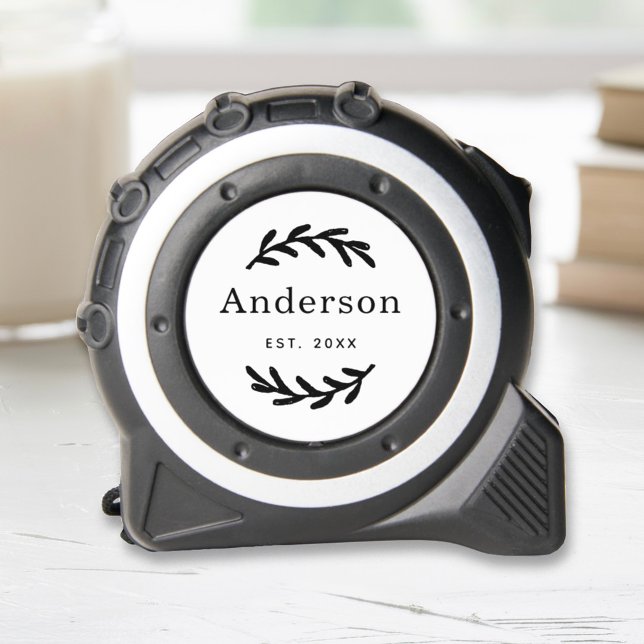 Rustic Laurel Branch Wreath Nachname Monogram Maßband (Von Creator hochgeladen)