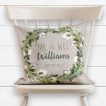 Rustic Linen Wreath Mr & Mrs Wedding Keepake Kissen<br><div class="desc">Personalisierte Hochzeitssache. Dieses trendige, rustikale Design-Kissen aus digitalem Leinen bietet einen natürlichen Hintergrund aus beigefarbenem Leinen mit wunderschönem Aquarell und einem Baumwollkranz, der den angesagten, handgeschriebenen Schriftzug Mr. und Mrs. Monogram. Der verheiratete Nachname des Ehepaares wird überschrieben, mit dem nachfolgenden Hochzeitstermin. Das Design ist sowohl auf der Vorderseite als auch...</div>