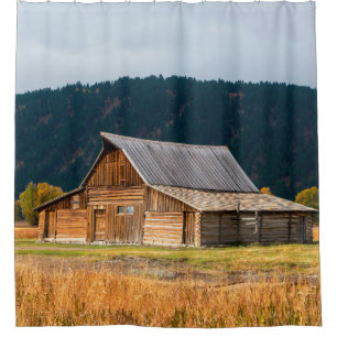 Rustic log barn in Grand Teton National Park, Wyom Duschvorhang