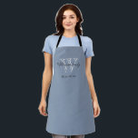 Rustic Monogram Family Name Classic Stylish Blue Schürze<br><div class="desc">Rustikale Monogram Personalisiert Familienname Klassisch Stilvolle blaue Schürze. Personalisiertes Monogramm initial, mit dem Nachnamen oder einem beliebigen Namen der Familie und festgestelltem Datum in der Schrift auf blaugrauem Hintergrund. Schürze ist ein einzigartiges Geschenk für Hochzeiten, Neuvermählte oder Brautpartys. Das Hotel liegt in einer ruhigen Gegend, nur 500 m vom Strand...</div>
