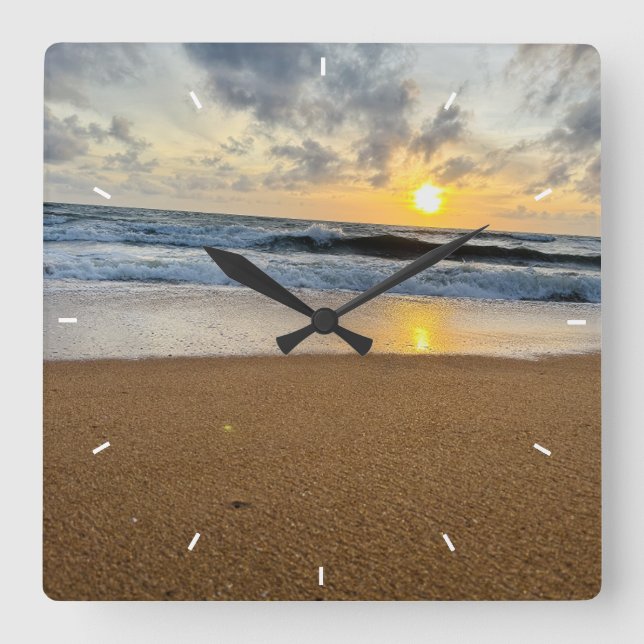 Rustic Monogram Farmhouse Benutzerdefiniertes Foto Quadratische Wanduhr (Vorderseite)