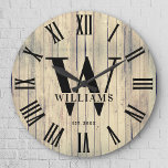Rustic Monogram Farmhouse Custom Family Name<br><div class="desc">Personalisierter Familienname,  Monogramm und Jahr etabliert Rustic Modern Wall Uhr in einem trendigen Bauernstil Design mit römischer numerischer Uhr Gesicht und hellen weißen Holzputz / shiplap Hintergrund Design. Perfektes Geschenk für Neuvermählte,  Hochzeitsgeschenke,  Hauswärmer oder Großeltern oder für einen Zuhause-Check-in in der Hütte,  in der Hütte oder im Landhaus.</div>