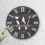 Rustic Monogram Farmhouse Custom Family Name<br><div class="desc">Personalisierter Familienname,  Monogramm und Jahr etabliert Rustic Modern Wall Uhr in einem trendigen Bauernstil Design mit römischer numerischer Uhr Gesicht und dunkelbraunen schwarzen Holzputz / shiplap Hintergrund Design. Perfektes Geschenk für Neuvermählte,  Hochzeitsgeschenke,  Hauswärmer oder Großeltern oder für einen Zuhause-Check-in in der Hütte,  in der Hütte oder im Landhaus.</div>