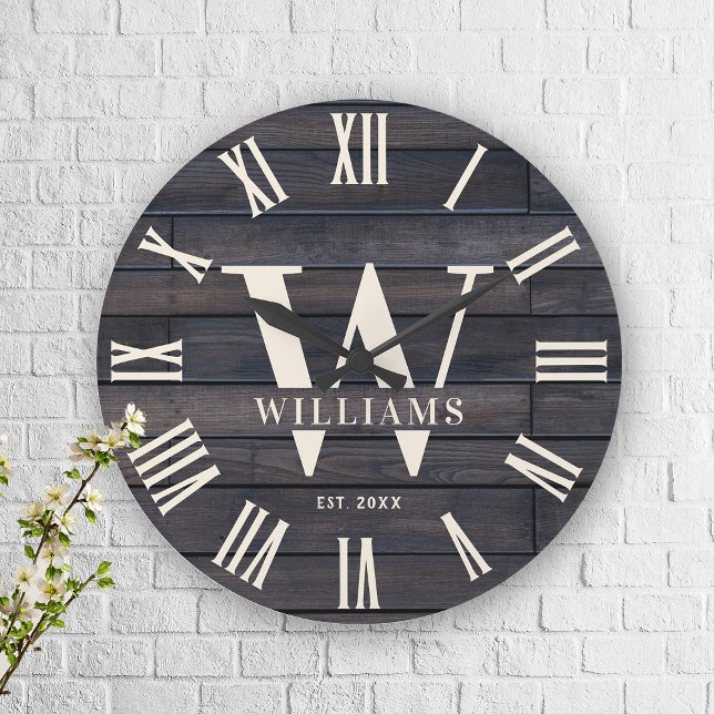 Rustic Monogram Farmhouse Custom Family Name Große Wanduhr (Von Creator hochgeladen)