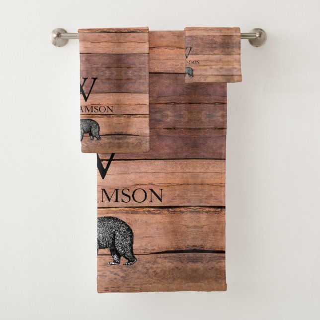 Rustic Monogram Wood Bear Familienname Badhandtuch Set (Insitu)