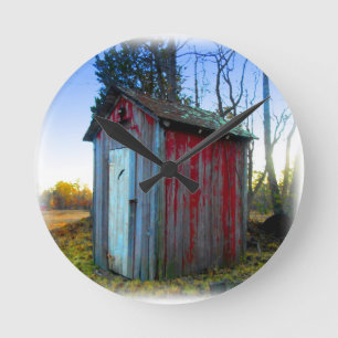 Rustic Old Junk Yard Outhouse Runde Wanduhr