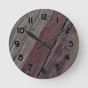 Rustic Old Wood With Red Paint Runde Wanduhr