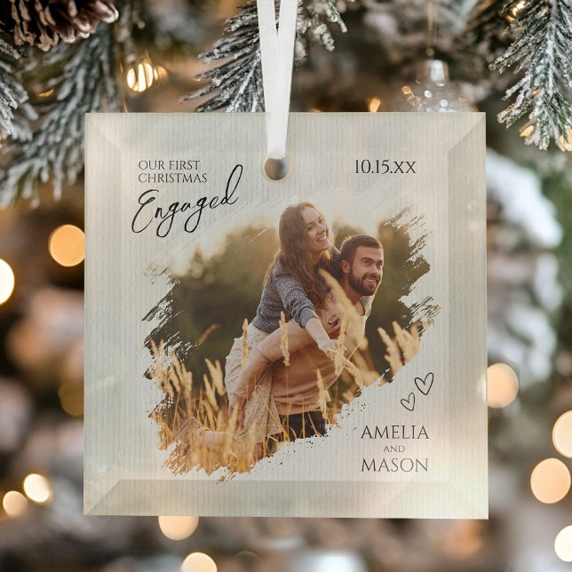 Rustic Our First Christmas Engaged Photo Christmas Ornament Aus Glas (Rustic Our First Christmas Engaged Photo Christmas Glass Ornament)
