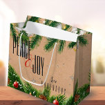 Rustic Peace & Joy Red Berries Name Christmas Große Geschenktüte<br><div class="desc">Rustikaler Frieden & Freude Rote Bereren Name Weihnachten Große Geschenktasche . Diese elegante Geschenktasche hat einen rustikal braunen Hintergrund mit Peace & Joy in hübschem Schriftart zusammen mit dem Familiennamen geschrieben. Passen Sie ihn an, indem Sie den Namen ändern. Für weitere Anpassungen wenden Sie sich bitte an mich unter mypaperlove2021@gmail.com...</div>