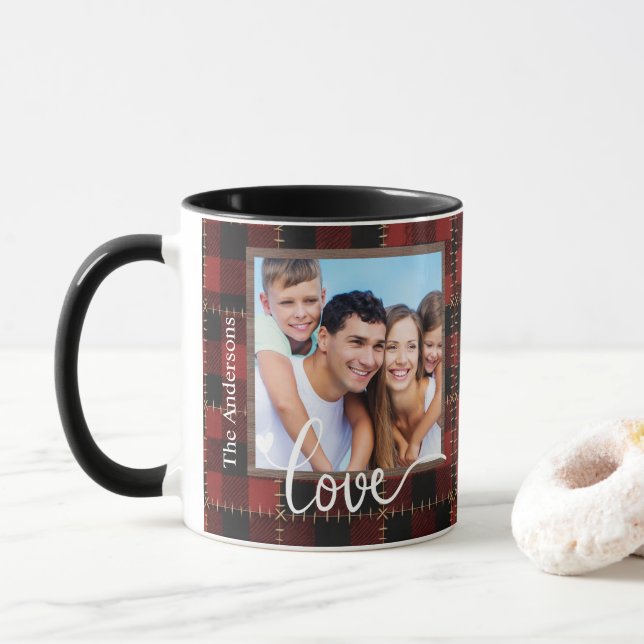 Rustic Red Buffalo Plaid Customizable Family Photo Tasse (Mit Donut)