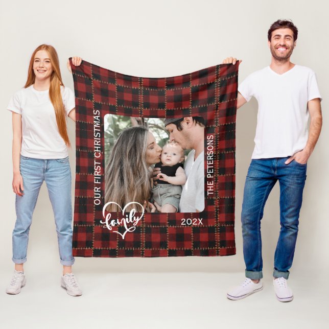 Rustic Red Buffalo Plaid First Christmas Family Fleecedecke (Beispiel)