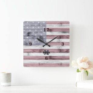 Rustic Red White Blue Wood USA Flag Monogram Quadratische Wanduhr