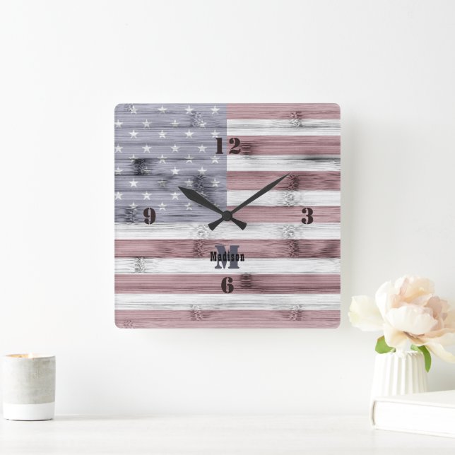 Rustic Red White Blue Wood USA Flag Monogram Quadratische Wanduhr (Zuhause)