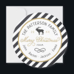 Rustic Rentier Round Christmas Foto Card Feiertagskarte<br><div class="desc">Günstige, individuell bedruckte Urlaubskarten mit einfachen Vorlagen für die Anpassung. Dieses lustige Design zeichnet sich durch eine kreisförmige die Form mit gestreiftem Hintergrund, eine Rentiergrafik und eine moderne rustikale Typografie in den Farben Gold, Weiß und Holzkohle aus. Der Text lautet "Frohe Weihnachten" in einem trendigen Script-Schriftart. Personalisieren Sie es mit...</div>