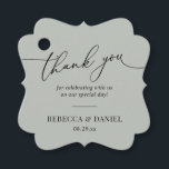 Rustic Sage Green Simple Monogram Vielen Dank Geschenkanhänger<br><div class="desc">Dieses individuell gestaltbare Tag,  das sich mit unserer Romantik Script Hochzeitskollektion abstimmen lässt,  verfügt über eine kalligraphische Grafik,  die Ihnen dankbar ist,  gepaart mit einem klassischen Serif-Schriftart in schwarz. Matching-Elemente verfügbar.</div>