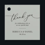 Rustic Sage Green Simple Vielen Dank Geschenkanhänger<br><div class="desc">Dieses individuell gestaltbare Tag,  das sich mit unserer Romantik Script Hochzeitskollektion abstimmen lässt,  verfügt über eine kalligraphische Grafik,  die Ihnen dankbar ist,  gepaart mit einem klassischen Serif-Schriftart in schwarz. Matching-Elemente verfügbar.</div>
