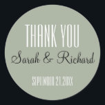 Rustic Sage Green Wedding Vielen Dank Runder Aufkleber<br><div class="desc">Einfache und elegante Hochzeit danke Ihnen Aufkleber in Grün. Personalisieren Sie mit Braut- und Bräutigamen und Hochzeitstag. Alle Texte sind anpassbar. Sie können den Schriftart, die Größe und die Farbe des Textes mit der Option Bearbeiten ändern. Bitte kontaktieren Sie uns für Hilfe bei der Anpassung oder wenn Sie in einer...</div>