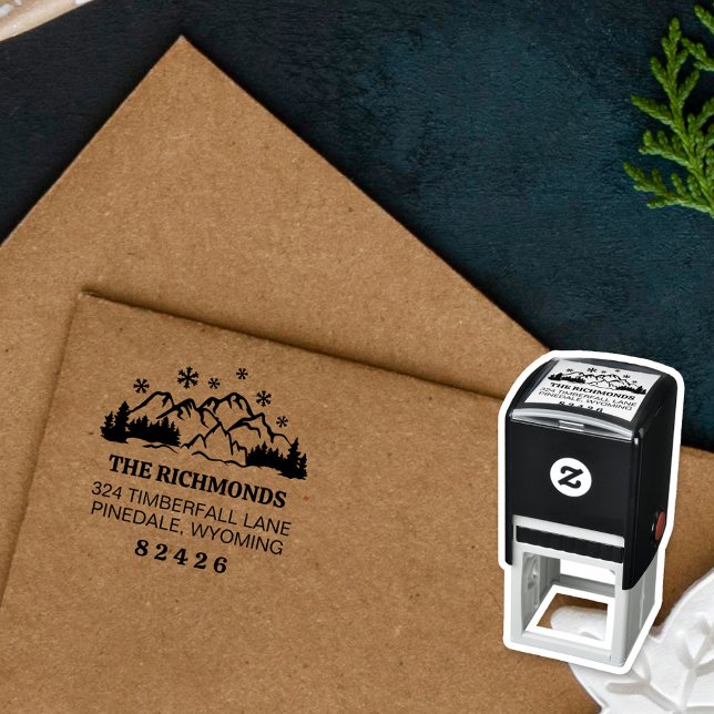 Rustic Snowfall Mountains & Pine Return Address Permastempel (Von Creator hochgeladen)
