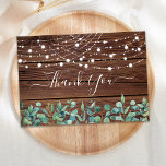 Rustic String Lights Eukalyptus Wedding Vielen Dan Mitteilungskarte<br><div class="desc">Schicken Sie Dankeschön an Ihre Freunde und Familie Notizen von Ihrer Hochzeit mit diesen rustikalen Holz mit Saitenleuchten und eukalyptusgrün, moderne Dankeschön Karten. Passen Sie diese Hochzeit Dankeschön Karten mit Ihrer persönlichen Nachricht. Diese einzigartige rustikale grüne Hochzeit dank Ihnen Karten einen bleibenden Eindruck, Ihre Gäste, Familie und Freunde! COPYRIGHT ©...</div>