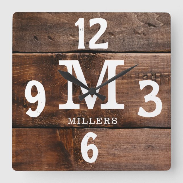 Rustic Walnut Wood Family Name Monogram Farmhouse Quadratische Wanduhr (Vorderseite)