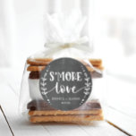 Rustic Wedding S'more Liebe Gefallen Classic Round Runder Aufkleber<br><div class="desc">Diese hübschen,  noch mehr Gunst-Aufkleber eignen sich perfekt für Babyduschfavoriten,  Brautparty-Favoriten,  Geburtstagspartys und Hochzeiten. Sehen Sie sich die gesamte Kollektion an,  um mehr passende Artikel zu finden!</div>