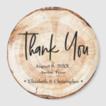 Rustic Wedding Wood Cut Danke, Script Magnet<br><div class="desc">Mit der rustikalen Hochzeitsholzschnitt Dankeschön an Ihre Hochzeitsgäste in einer charmanten und rustikalen Art und Weise. Dieser einzigartige Gefallen verlasse einen bleibenden Eindruck und dient als tägliche Erinnerung Ihres besonderen Tages. Der Magnet zeichnet sich durch einen bedruckten Holzschnitt-Hintergrund aus, der dem Design eine Touch rustikaler Eleganz verleiht. Das Herzstück des...</div>