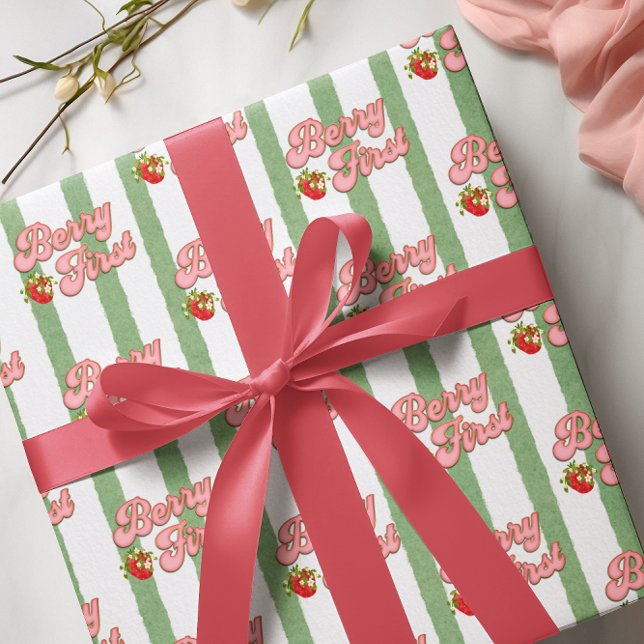 Rustic White Green Berry First Birthday Strawberry Geschenkpapier (Von Creator hochgeladen)
