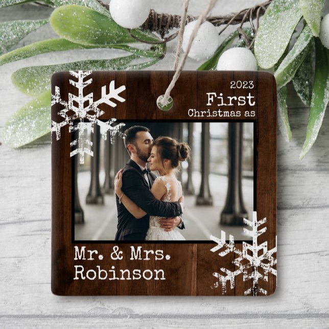 Rustic Wood 1st & Mrs. Custom Foto Keramikornament (Rustic snowflake family holiday keepsake photo ornament perfect for gifts to bring joy to others.)