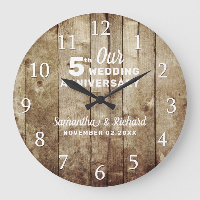 Rustic Wood 5th Wedding Anniversary Personalized   Große Wanduhr (Vorderseite)