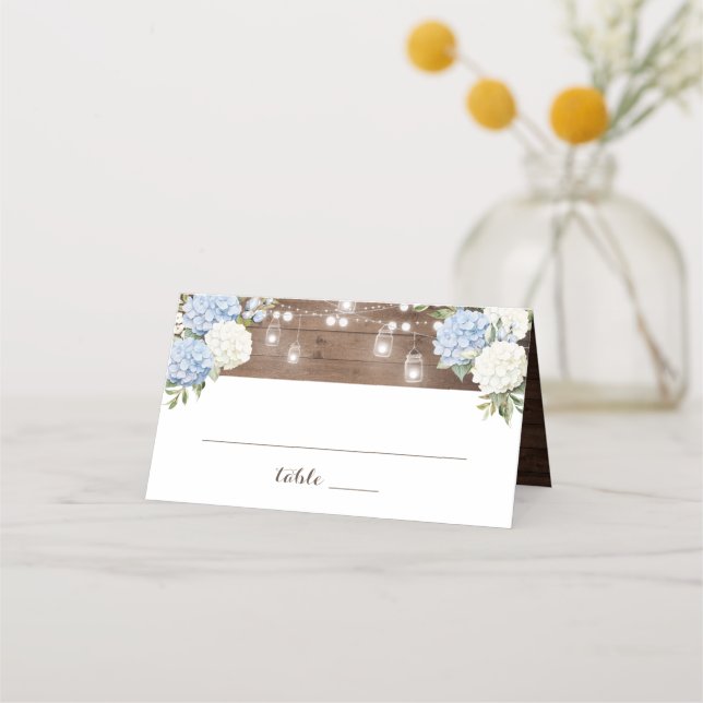 Rustic Wood Blue Hydrangea String Lights Mason Jar Platzkarte (Vorderseite)
