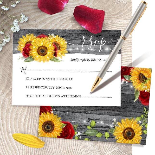 Rustic Wood Burgundy Rote Rose Sonnenblumenhochzei RSVP Karte (Elegant sunflower and red rose wedding RSVP cards perfect for a rustic theme.)