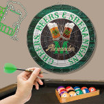 Rustic Wood Cheers Beers Shenanigans Dartscheibe<br><div class="desc">Dartboards: Biere und Shenanigans Bierstein Tasse mit 4-Blatt Kleeblatt Kleeblatt. Dieses Irish Beer Drinking Design ist genau das Richtige für Ihren Anlass und macht das perfekte personalisierte Geschenk. Es eignet sich hervorragend für Hochzeiten im Abschluss, Partys, Wiedersehen und einfach nur für den Alltag. Unsere einfach zu bedienende Vorlage macht das...</div>