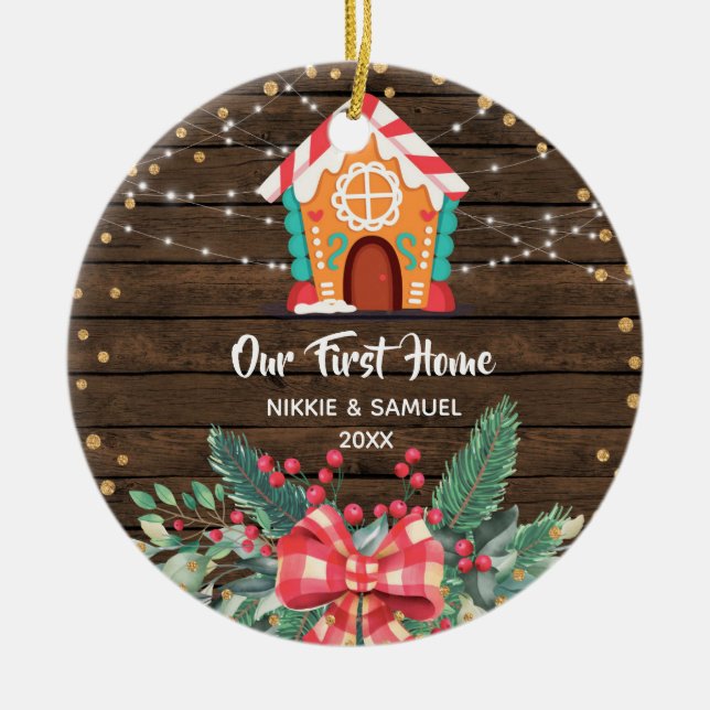 Rustic Wood Christmas Unsere erste Zuhause Keramik Ornament (Vorne)