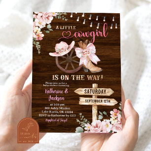 Rustic Wood Cowgirl ist auf dem Weg zur Babyparty Einladung