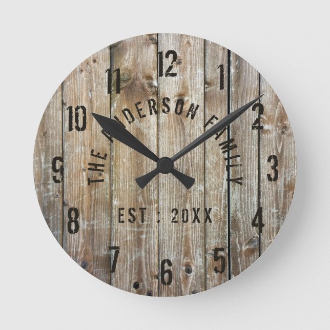 Rustic Wood Custom Family Name Farmhouse Runde Wanduhr (Vorderseite)