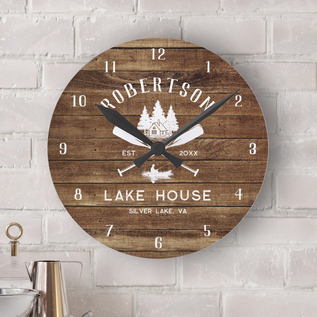 Rustic Wood Family Lake House Fisherman Trees Runde Wanduhr (Von Creator hochgeladen)