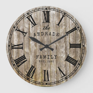 Rustic Wood Family Name Roman Numeral Farmhouse Große Wanduhr