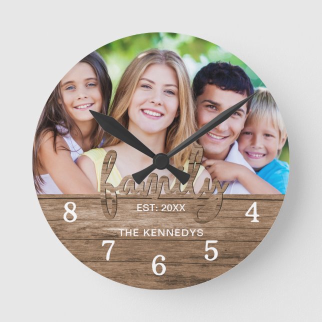 Rustic Wood Family Typografy Foto Bauernhof Runde Wanduhr (Vorderseite)