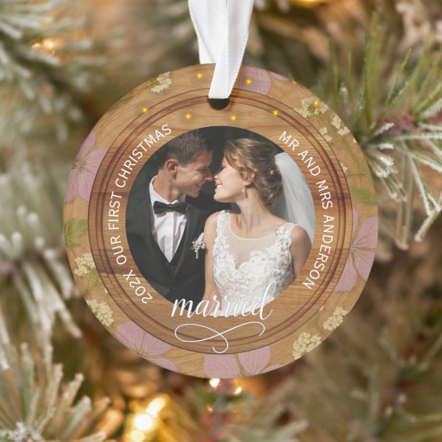 Rustic Wood Floral Couples First Christmas married Ornament (Baum)
