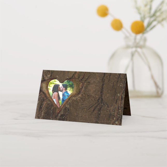 Rustic Wood Heart Foto Wedding Platzkarte (Vorderseite)
