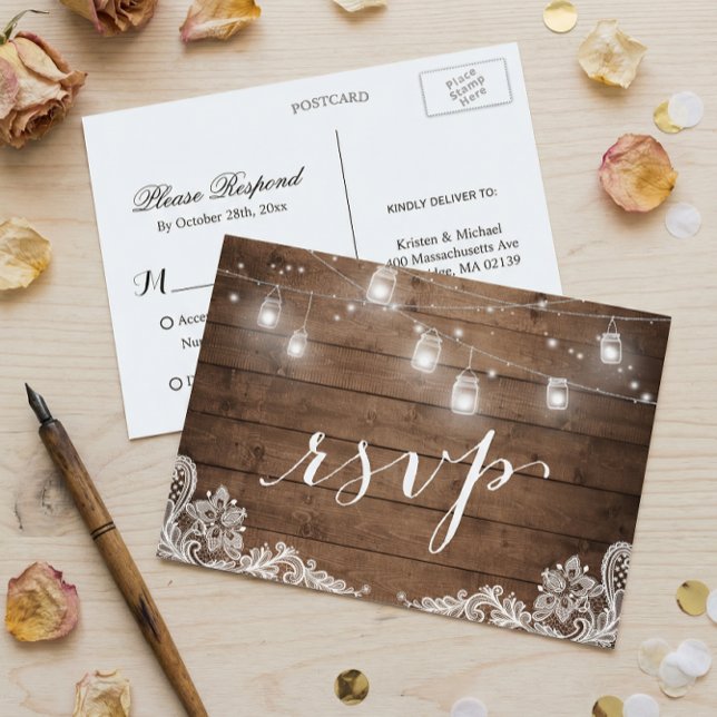 Rustic Wood Mason Jar Lights Lace Wedding RSVP Einladungspostkarte (Von Creator hochgeladen)