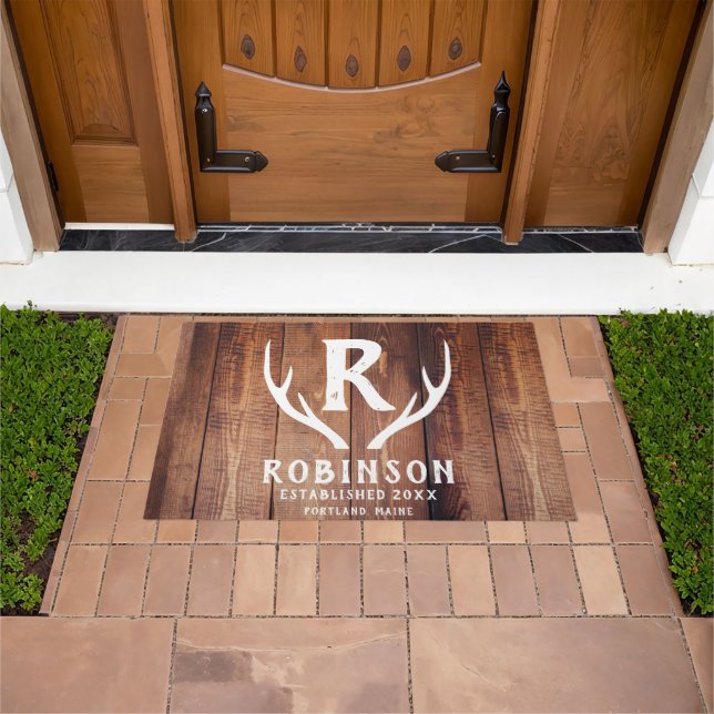 Rustic Wood Monogram Familienname Deer Antler Lake Fußmatte (Außenbereich)