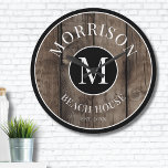 Rustic Wood Monogram Familienname Große Wanduhr<br><div class="desc">Diese rustikale Uhr ist die perfekte Ergänzung zu Ihrem Familienhaus, Seehaus, Spielzimmer, menschliche Höhle und vielem mehr. Es verfügt über ein fett formatiertes Monogramm in der Mitte, wobei Ihr Familienname elegant oben angezeigt wird. Die untere liest "Beach House", aber diese kann an jeden Ort, Thema oder Anlass angepasst werden. Das...</div>